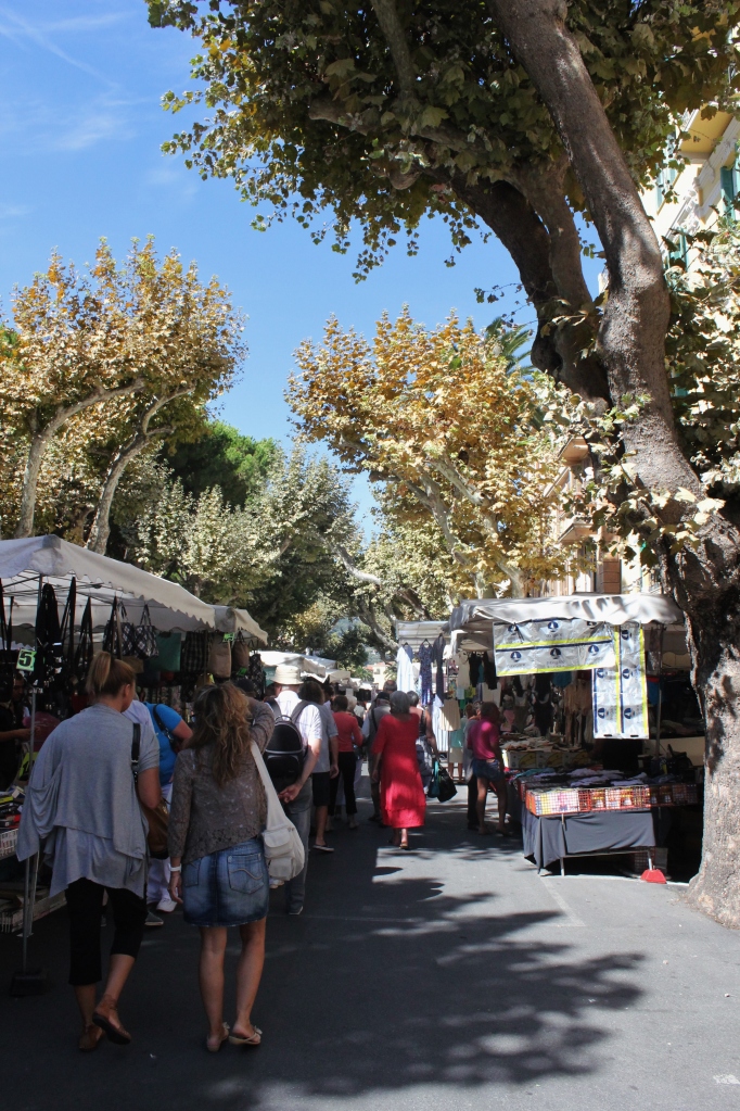 A view of the large outdoor market 