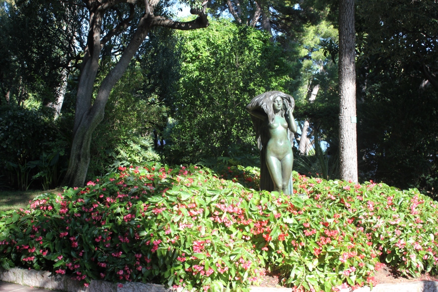 One of many beautiful statues in the botanical garden 